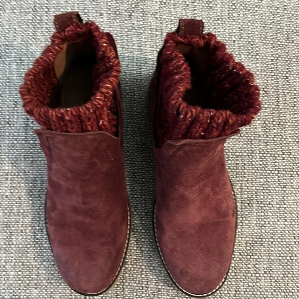 Comfortiva Rawnie Women's Suede Ankle Bootie- Burgundy size 6.5